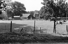 843754 Gezicht vanaf de S01, de secundaire provinciale weg Baarn-Hilversum, op boerderij Evers, met bijgebouwen, aan de ...